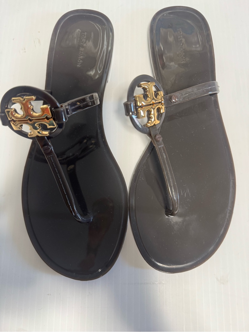 Tory Burch Dark Brown Women's Jelly Thong Sandals with Gold Logo Accent - Picture 3 of 4